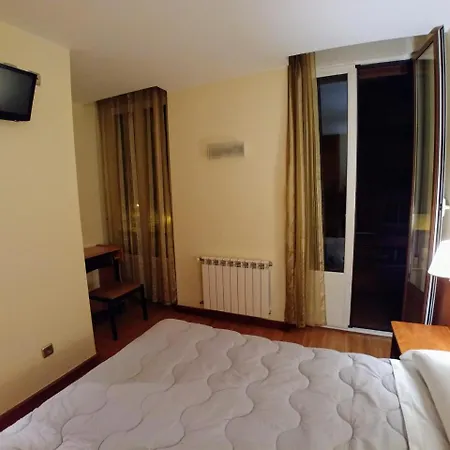 Hostal Prada Borges-3